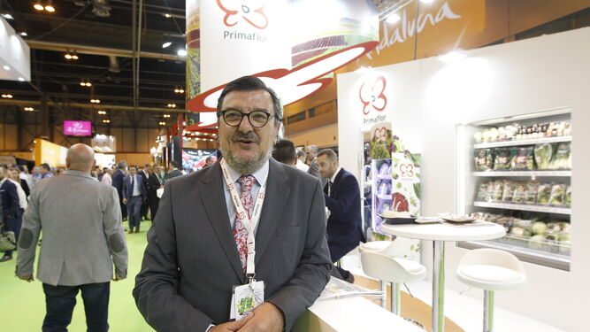 El director comercial de Exportación de Primaflor, Cecilio Peregrín, junto al expositor de la empresa en el certamen.