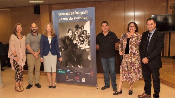 La concejala de Cultura, María Dolores Ortega con María del Mar Perceval y patrocinadores del certamen.