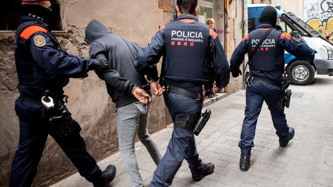 Los mossos y la guardia urbana se llevan a un detenido