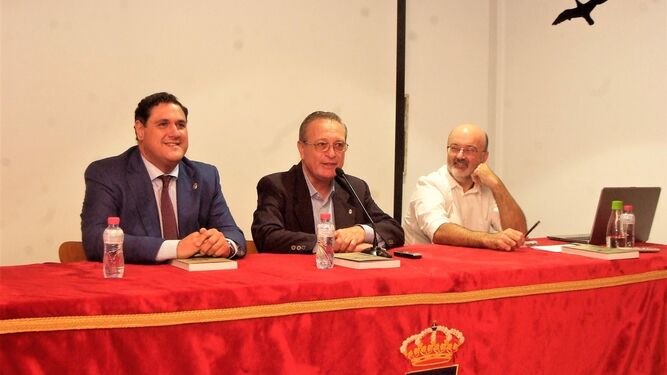 Francisco Alonso del IEA con el concejal José Galdeano y el autor, Juan Francisco Iborra.