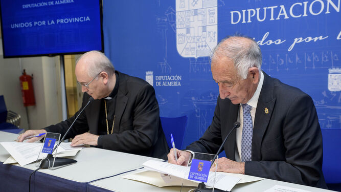 El obispo de Almería y el presidente de Diputación rubricaron ayer el convenio de colaboración.