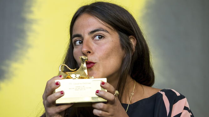 Elena López Riera, con su premio en Locarno.