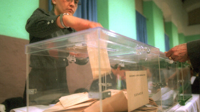 Una urna durante una jornada electoral.