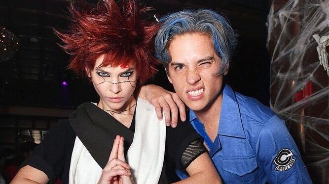 Barbara Palvin y Dylan Sprouse asistieron a la fiesta de Halloween de Heidi Klum como Gaara de 'Naruto' y Trunks del futuro de 'Dragon Ball'.