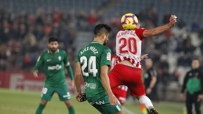 Álvaro Giménez pugna un balón aéreo con el central sportinguista Álex Pérez.
