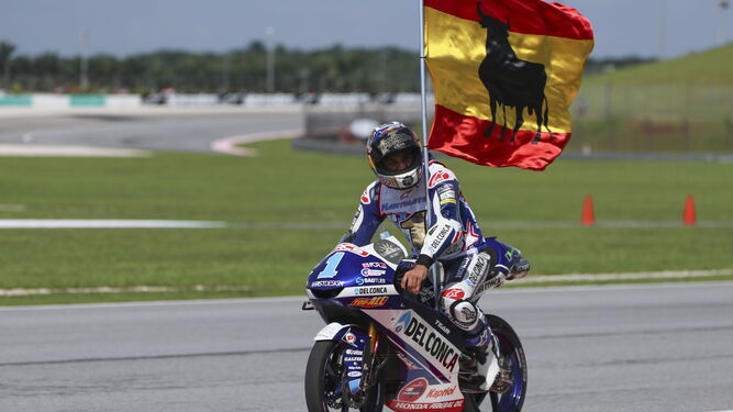 Jorge Martín festeja su título mundial de Moto3 con la bandera española en el circuito de Sepang.