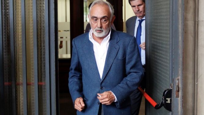 Fernando Villén, antiguo dirigente de la Faffe, a la salida de los juzgados.