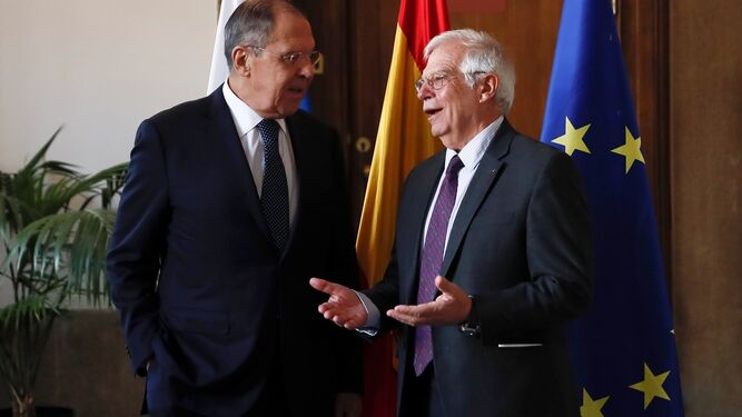 Lavrov y Borrell conversan antes de su reunión en Madrid.