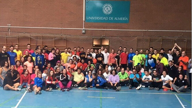 Foto de familia de los participantes en las jornadas de actividad físico-recreativas que se han celebrado en el pabellón deportivo de la Universidad de Almería y en la piscina.