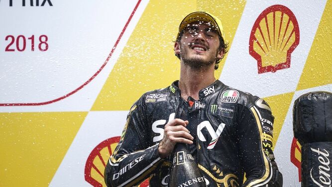 Francesco 'Pecco' Bagnaia se dio un baño de gloria en el podio del Gran Premio de Malasia, en el que se ciñó la corona mundial de Moto2.