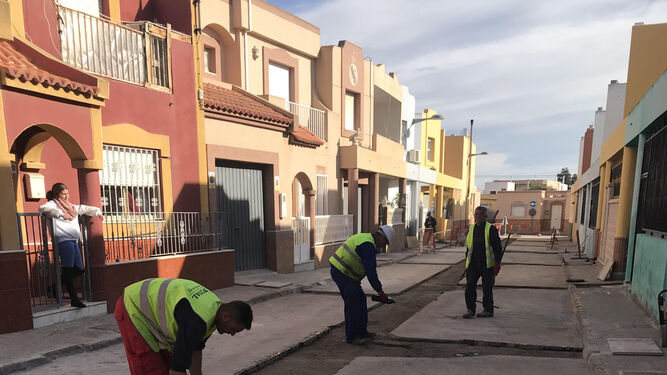 Obras de la empresa mixta Emanagua en la calle Inox, de la pedanía de San Isidro.