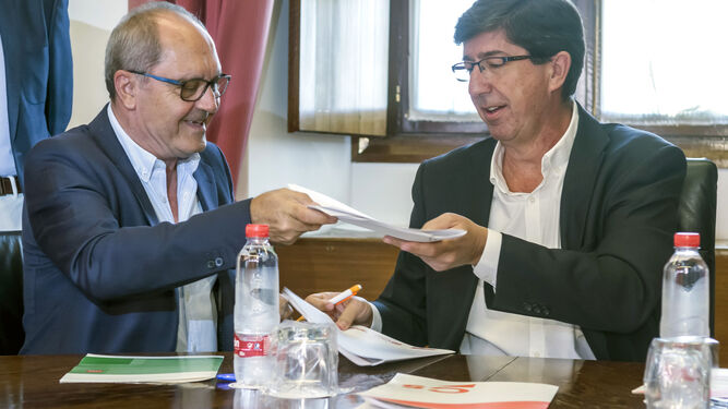 El secretario de Organización del PSOE-A, Juan Cornejo, y el líder de Cs, Juan Marín, firman el acuerdo para suprimir el impuesto de Sucesiones.