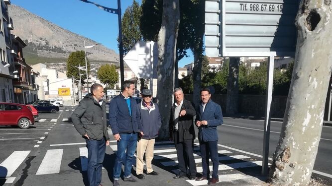 Momento de la visita del alcalde y el diputado de Fomento a las obras en la avenida Andalucía.