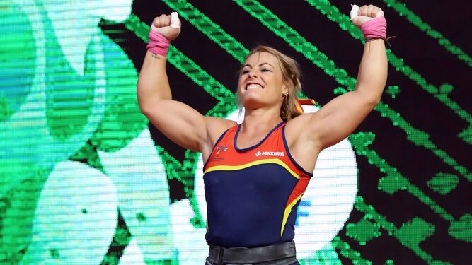 Lydia Valentín levanta los brazos tras proclamarse campeona del mundo en la categoría de 81 kilos.