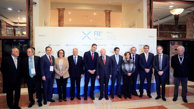 El presidente del Gobierno, Pedro Sánchez (en el centro), este viernes en la inauguración de la XIX Edición del Foro Iberoamericano, en Madrid, junto a políticos y empresarios.