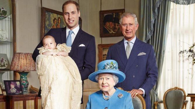 Isabel II y tres generaciones de herederos al trono británico.