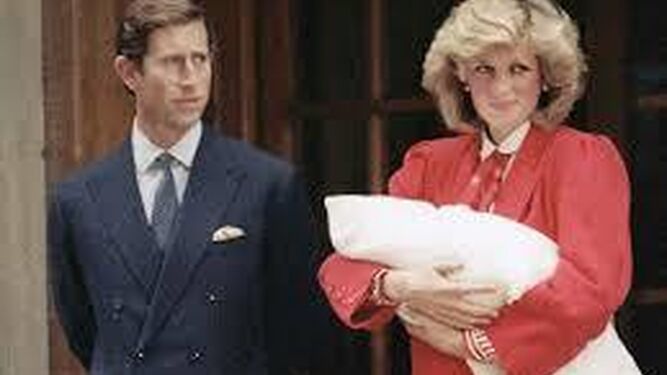 El príncipe de Gales con Diana, tras nacer su segundo hijo, Enrique.