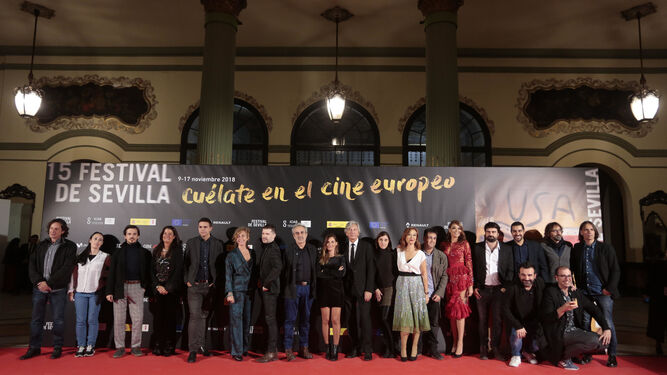 Profesionales del cine andaluz posan en el 'photocall' instalado en el Casino de la Exposici&oacute;n.
