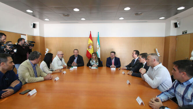 La presidenta de la Junta de Andalucía se reunió ayer con el comité de empresa de la fábrica gadorense en Almería.