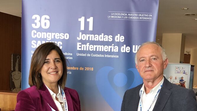 La presidenta de Samiuc; y el jefe de la UCI del Hospital Torrecárdenas.