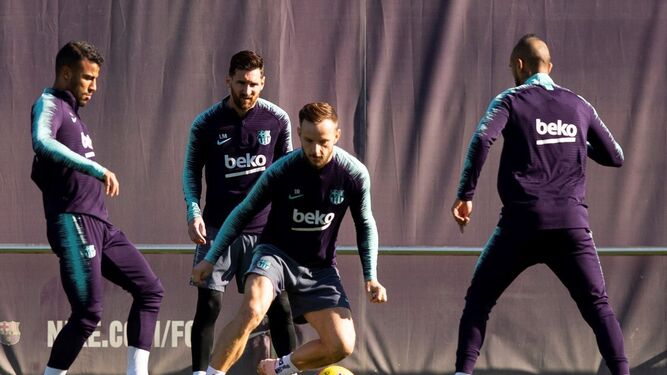 Rakitic, en un rondo con Rafinha, Messi y Arturo Vidal (de espaldas), en el entrenamiento de ayer.