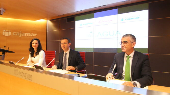 Natalia Vázquez (Fundación Incyde), Eduardo Baamonde y Roberto García, en la presentación de la incubadora sobre agua.
