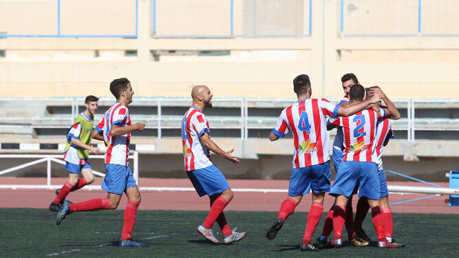 Jugadores del Poli Almería celebrando el empate ante los linarenses.