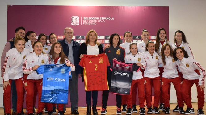 El equipo femenino español con la alcaldesa de Níjar y el delegado de la RFAF en Almería