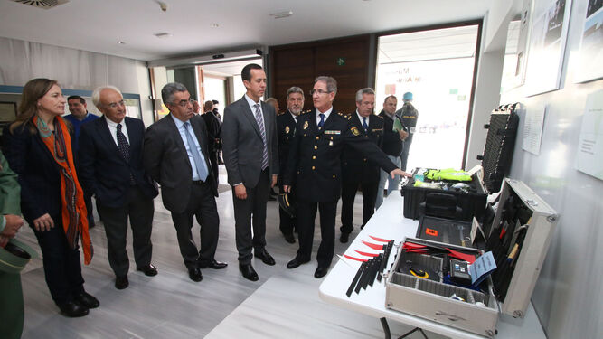 El Jefe de la Unidad Adscrita de Policía en Almería explica los elementos de la exposición al delegado del gobierno.