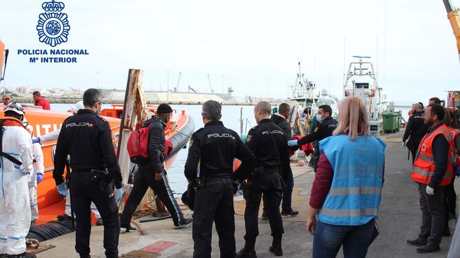 Momento de la llegada de los inmigrantes al puerto de Almería.