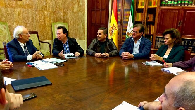 Reunión de la Mesa del Agua con el subdelegado del Gobierno, Manuel de la Fuente, celebrada ayer.