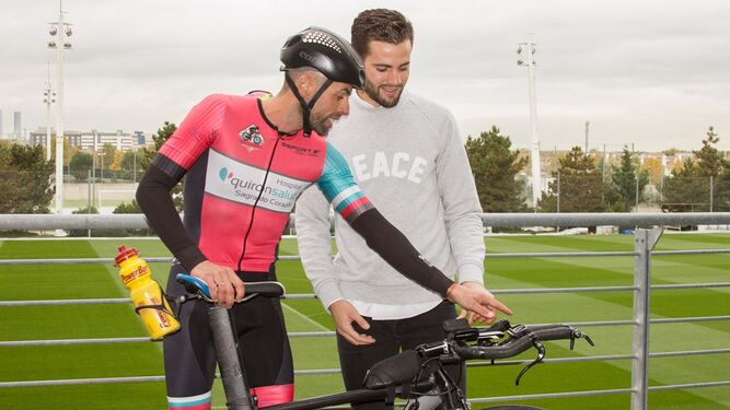 En la imagen el Nene explica a Nacho donde lleva el dispositivo de monitorización continua de glucosa que lleva instalado en su bicicleta.