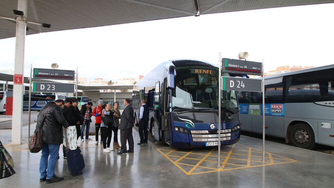 Un autobús de Renfe a la espera de iniciar el trasbordo en la Intermodal.