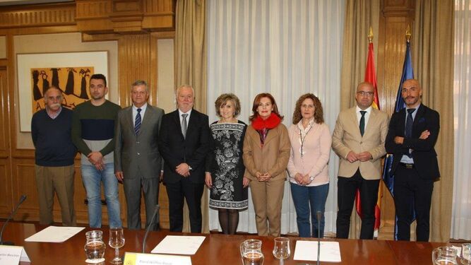 La presidenta de APAFA y los alcaldes y concejales de los cuatro municipios de Los Vélez junto a la ministra de Sanidad en su despacho, ayer.