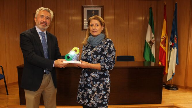 Francisca Toresano recoge el premio de manos de Julio Lema.