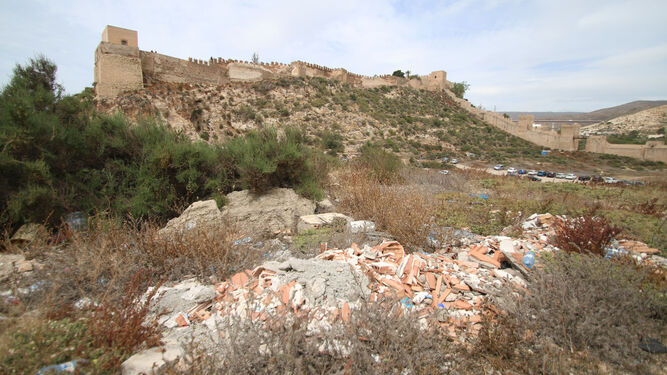 Escombros junto al barranco de La Hoya, en el entorno de la Alcazaba.