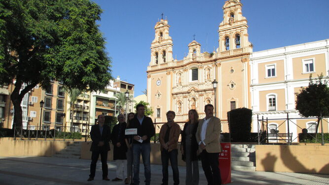 Mario Jiménez en el primer acto electoral del PSOE en la plaza de la Catedral en Huelva.