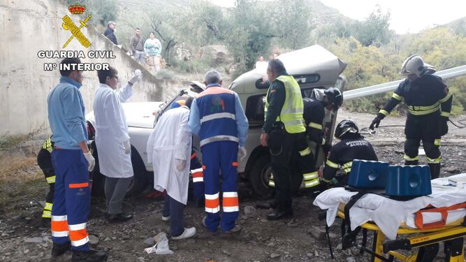 Sanitarios, bomberos y agentes de la Guardia Civil participaron en el dispositivo de rescate y traslado de la víctima.