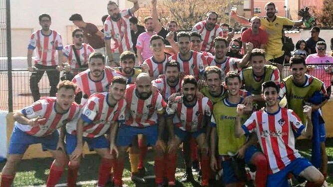 Jugadores del Poli junto a sus aficionados en Melilla.