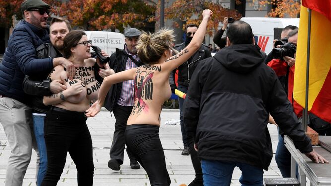 Activistas de Femen protestan en un acto de Falange por el 20-N