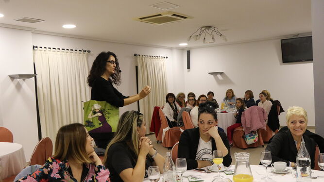 Un momento de la charla ofrecida por Carmen Gijón ante un auditorio eminentemente femenino.