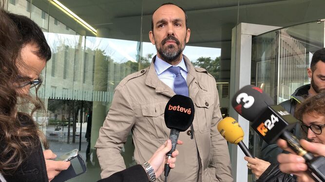 El abogado de policías del 1-O, Antonio Suárez-Valdés, atiende a los medios este miéroles en la Ciudad de la Justicia de Barcelona.