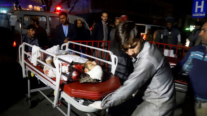 Los servicios de emergencia transportan a un herido en una camilla tras el ataque en Kabul.