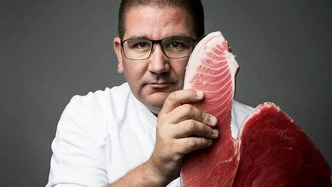 El cocinero Dani García posa con una ventresca de atún de almadraba