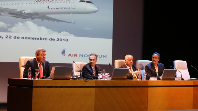 Carlos Bertomeu ofrece su conferencia junto a Jerónimo de Burgos (UAL), José María Rossell (Senator Hotels & Resorts) y Alfredo Valdivia (Junta de Andalucía).