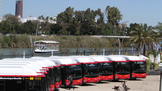 Presentación de diez autobuses que forman parte de la flota de Tussam en el Muelle de las Delicias.