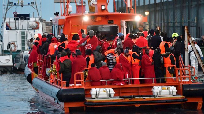 Inmigrantes rescatados de una patera localizada en el mar de Alborán