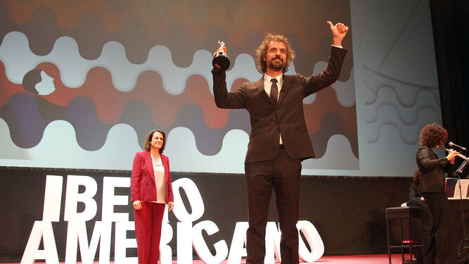El realizador uruguayo Álvaro Brechner recibe de la actriz Mariana Cordero el Colón de Plata al Mejor Director, que convirtió a ‘La noche de 12 años’ en el título más laureado de la edición, con un total de cuatro premios a sus espaldas.