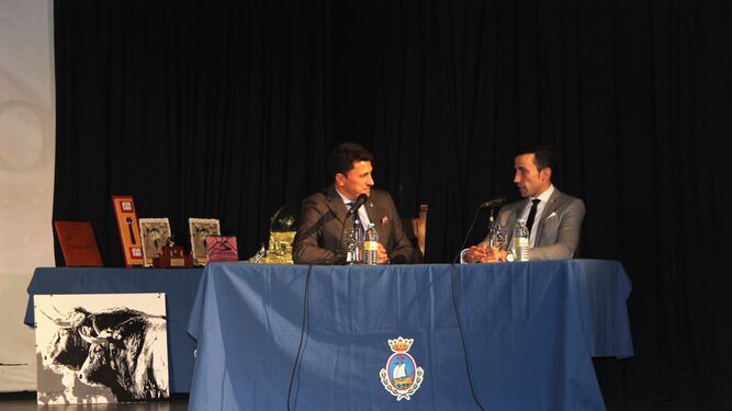 David de Miranda junto a Manuel Jesús Montes en pleno diálogo torero.