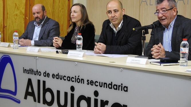 Francisca Fernández, delegada de Educación y Domingo Fernández, alcalde de Huércal-Overa, compartieron mesa durante el encuentro.